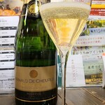 グラン・ヴァン18区 - お酒①アルノー・ド・シューラン・ブリュット・レゼルヴNV(RMシャンパーニュ、フランス)(税込990円)
葡萄品種:ピノ・ノワール75%、シャルドネ25%