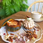 Cafe Luire - 坊っちゃんかぼちゃのカラメルパンプキンチーズケーキ1200円　マロンチョコタルト1100円　カフェラテ730円