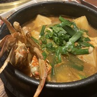 大徳壽 みなとみらい - 蟹テンジャンチゲ
                    →蟹はスープ出汁用という印象の身の量ですが、しっかりと海鮮のコクが感じられる美味しいスープです。