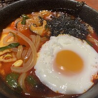 大徳壽 みなとみらい - カルビ煮込みうどん
                    →しっかりと肉の出汁が染み込んだスープに、韓国系の半透明の麺が入っています。最初は辛く感じませんが、後からピリピリきます。