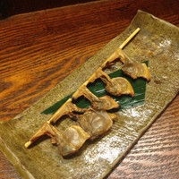 魚料理専門 魚魚一 - アサリの串焼