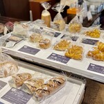 四万温泉 柏屋カフェ - パンの売買コーナーもあります