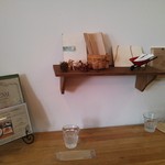 パスタヤ - テーブルも棚も可愛い♪