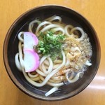 岡製麺所 - お店の前の道路に車が列びます。3軒目で肉ぶっかけはキツイのでかけうどんです。
            かけ小 ¥200
            一般サービス店なのに安い。美味いの大人気。