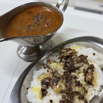 かれーの店 うどん  - オイスターゴッド（薬膳）のご飯大盛り、焼とまと