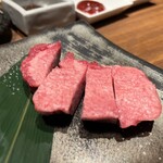 やきにく萬野 - たん　この分厚さでめちゃくちゃやわらかい