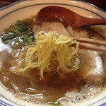 烈志笑魚油 麺香房 三く - かけラーメン（800円）麺リフト