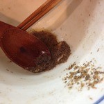 烈志笑魚油 麺香房 三く - かけラーメン（800円）スープを飲み干すとたっぷりの魚粉が！！