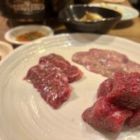 炭火焼肉ホルモン うしごろ 中目黒店 - 手前の角切りが最高