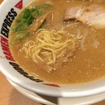 イップウドウ ラーメンエクスプレス - しょうゆの麺はこんな感じ