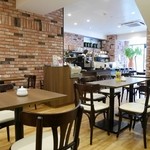 角パン専門店Cafe＆マルシエルブ - 煉瓦を基調としたとてもオシャレでスタイリッシュな雰囲気