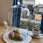 花 - 華ケーキは蝶が舞うガラスケースに入れての提供です