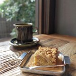 とれぽ珈琲 - りんごとくるみのクランブルケーキ420円　カフェラテ720円