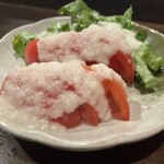 金町製麺 - トマトの自家製新玉ネギドレがけ　400円