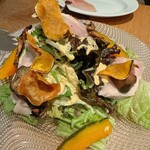 NATURA MARKET - サラダは盛りが良くて、後の料理の量が心配になるくらい。エリンギは揚げ過ぎで不評でした。