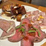 NATURA MARKET - 肉料理(鴨のコンフィ)に+800円で肉前菜(ローストビーフ、豚ロースハム、鹿肉パテカン)が追加可能！お得なので追加必須です♪