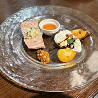 神楽坂窯焼きビストロflamme flamme - パテドカンパーニュ、旬のフルーツとブッラータチーズの冷菜