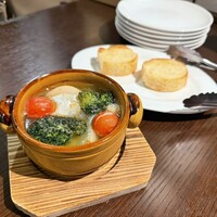 神楽坂窯焼きビストロflamme flamme - 真鱈と海老の窯焼きアヒージョ、自家製バゲット