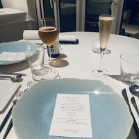 La Bastide sur la mer - テーブルセットとドリンク