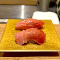 GINZA SUSHI BANYA KAI - インドマグロの食べ比べ：手前中トロ・奥が大トロ
                      ネタはトロッとして臭みもなくトロとして美味しかった。シャリが弱く感じたので塩をいただきました。
