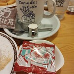 コメダ珈琲店 - 最近の豆菓子に、コメダ珈琲の紳士コメダンディー、コメダのおっちゃんが描かれていないのが、少し寂しいです。