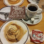 コメダ珈琲店 - 黒蜜シロップやミルクの入っている小さなピッチャーの底の面に、コメダ珈琲の紳士のコメダンディー、コメダのおっちゃんが描かれています。