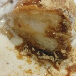 コメダ珈琲店 - シロノワールの生地の中に、もちもちな信玄餅が挟まれています。