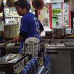 中義水産 - 機敏な動きと、軽快なギャグをあわせ持つ「72歳の中村店長♪」