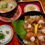 すし大臣 - 料理写真:海鮮まかない丼＝935円←基本温玉付き
あら汁＝220円