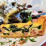 ブイヤベースのお店 プチポワソン - ほうれん草のキッシュです！ワインに合う間違いのない旨さ！ひと口サイズのサイズ感も◎