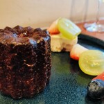 ブイヤベースのお店 プチポワソン - 外側ハードなカリッと系で中はもちっと美味しいカヌレ！バニラの優しい風味とラム酒が香るワインとも合いそうな大人のカヌレでした