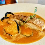 ブイヤベースのお店 プチポワソン - 本日のブイヤベースは真鯛、ムール貝、茄子ズッキーニ、時間と手間をかけ作られた魚介の濃厚な旨味！