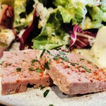 ブイヤベースのお店 プチポワソン - パテドカンパーニュです！基本に忠実に作られた肉々しい旨味が広がります！少しづつ食べワインをちびちび飲む！結果ワインがすすむ旨さ！