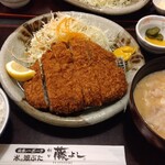 とんかつ藤よし 山王店 - 米の娘豚厚さ30ミリ極厚ロースカツ定食 具だくさん豚汁に変更