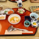 元湯 玉川館 - 朝食　焼き鮭　サラダ　刺身蒟蒻　温泉卵　杏仁豆腐