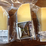 さらべつチーズ工房 - 酪佳 大体100g程度のブロックで売られています