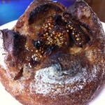 スーリープー - イチジクのワイン煮込みのパン￥270くらい