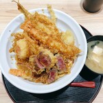 天丼 天たま家 - 上からの図。具沢山の味噌汁は追加で100円