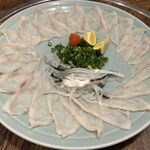 ふぐよし 総本店 - ふぐ刺し、ややパサつき気味ではあったが値段を考えればこれくらいは許せる範囲。