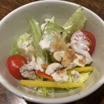 ふぐよし 総本店 - ふぐサラダ、ふぐを湯引きした切身が入っていた、葉っぱとの相性もよかった。