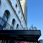 ザ・カフェ - 古き米国スタイルを思わせるエントランス。