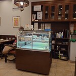Cafe Bach - レジとケーキのケース