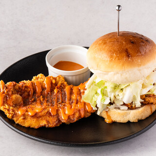 大きなフライドチキンが魅力のバーガーや日本限定メニューを満喫