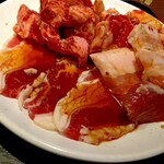 焼肉ぐりぐり家 - カルビ4種盛のお肉です！うまそー！