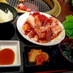 焼肉ぐりぐり家 - カルビ4種盛普通サイズです！