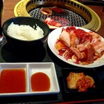 焼肉ぐりぐり家 焼山店 - カルビ4種盛大盛りです！小さいけどキムチ付き！