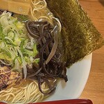 麺屋 だいくう - 博多中華そば680円（大盛りなので780円）右