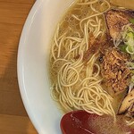 麺屋 だいくう - 博多中華そば680円（大盛りなので780円）左