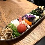 肉ホルモン てつ腕 - ナムル全種小盛り（えのき、ピーマン、かぶら、プチトマト、みょうが、にんじん、カリフラワー、ほうれん草、岩のり、豆もやし）