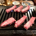 肉ホルモン てつ腕 - あればラッキーとされているカットが美しい極厚のマンゴータン。勿論、予約時にキープ❗️焼きます。
